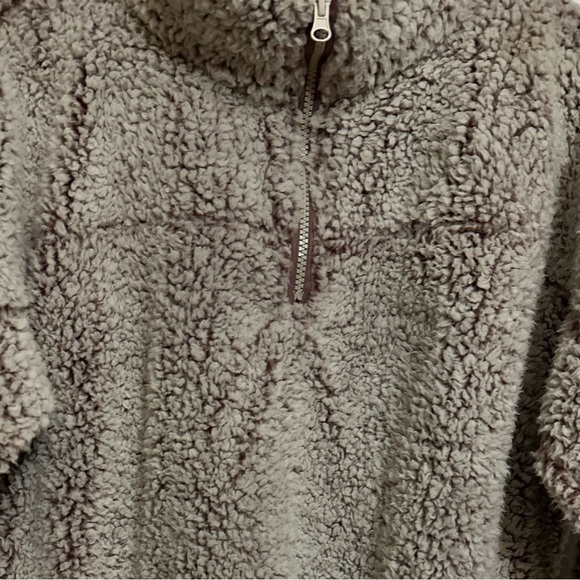 Indulge in the comfortable & welcoming warmth of a gentle rose-colored pullover - Picture 2 of 8